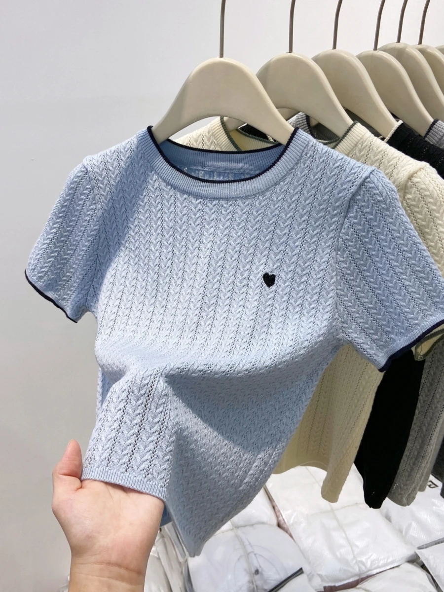 قميص نسائي صيفي جديد بأكمام قصيرة محبوك مع تطريز، قميص قصير أساسي للارتداء الداخلي، تصميم عصري ضيق برقبة مستديرة