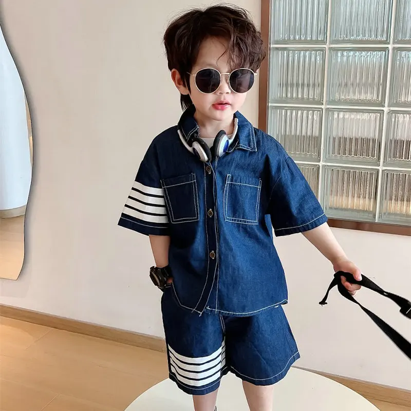 남색옷으로 완성하는 여름철 아이들의 스타일리시한 코디