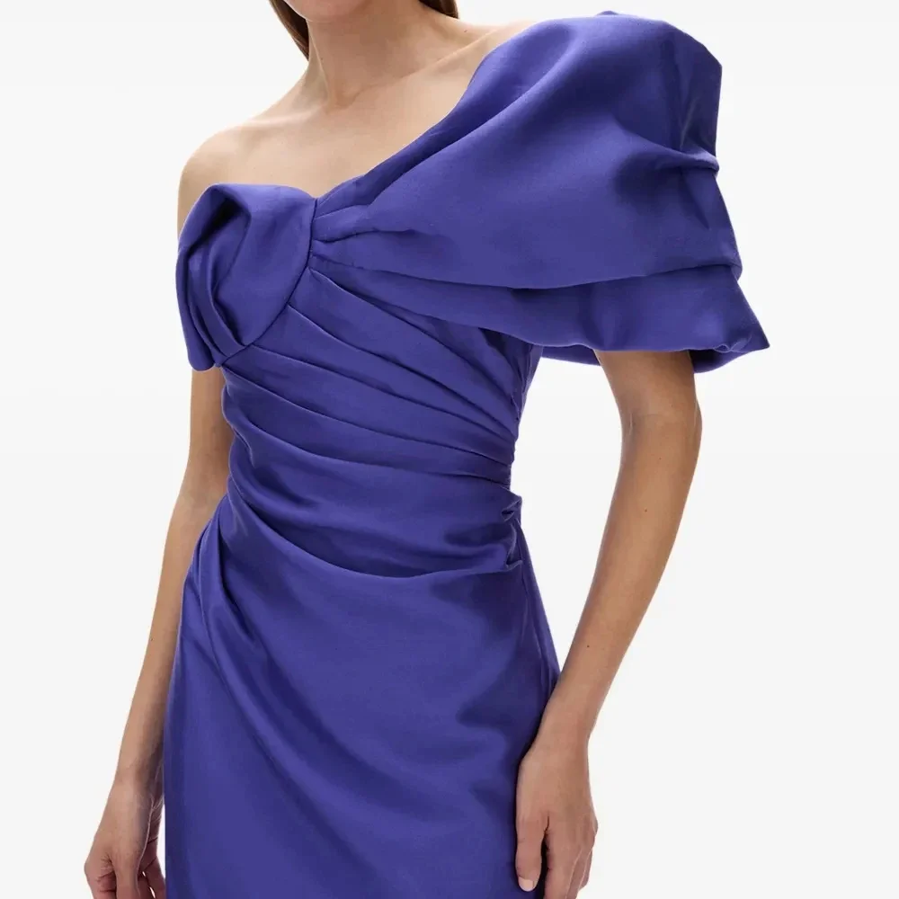 Découpe asymétrique charmante. Taille ajustée qui flattera la silhouette. Robe longue au sol, élégante et d'une présence remarquable