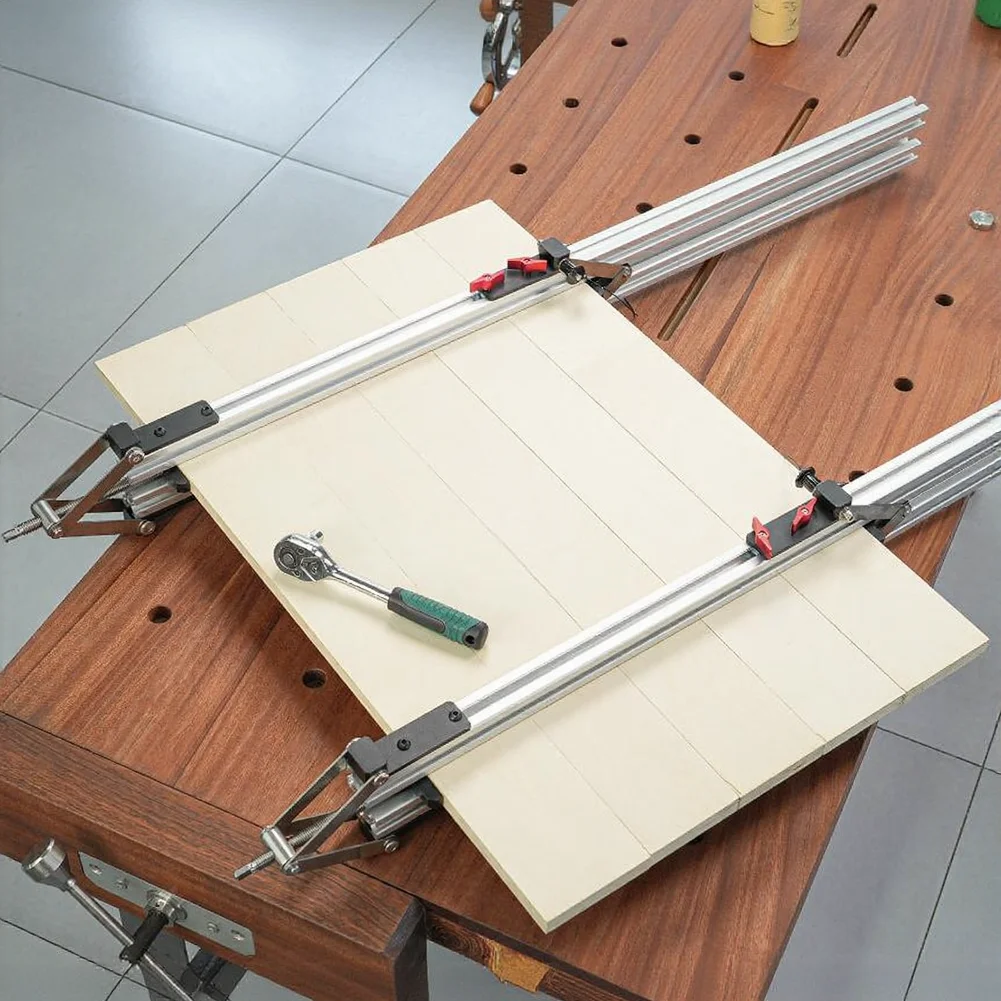 fixateur-de-raccordement-de-bois-avec-mecanisme-de-serrage-a-quatre-points-concu-pour-les-systemes-de-cadres-en-aluminium-3030-et-l'alignement-des-panneaux-en-bois-massif