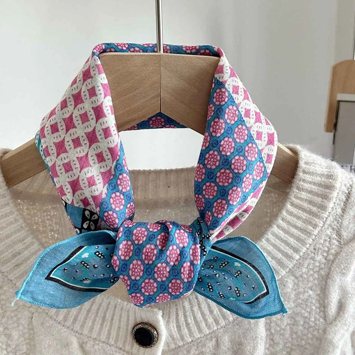 

Spring and Summer New Women's Small Silk Scarf, Skin-Friendly and Comfortable Bohemian Small Square Scarf,