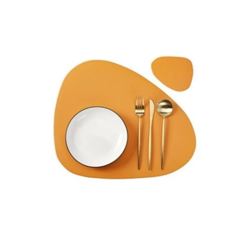 NONE 1/4/6 Sets Creme Tischset und Untersetzer-Set, ölbeständig, wasserdicht, für die Küche, unregelmäßige Form, PU-Leder, Tische, Matten, Pad, Café 4
