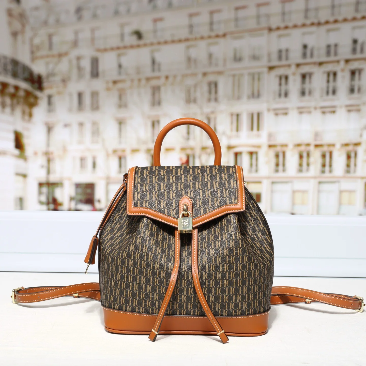 حقيبة ظهر CH Fashion وصلت حديثًا حقيبة ظهر ذات ملمس أصلي خفيفة فاخرة وبسيطة ومتعددة الاستخدامات حقيبة ظهر عصرية على شكل حرف أبجدي