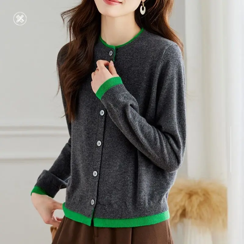 Maglione da donna Maglione lavorato a maglia morbido grigio Autunno Inverno Nuova moda Splicing Colore Girocollo Versatile cardigan monopetto