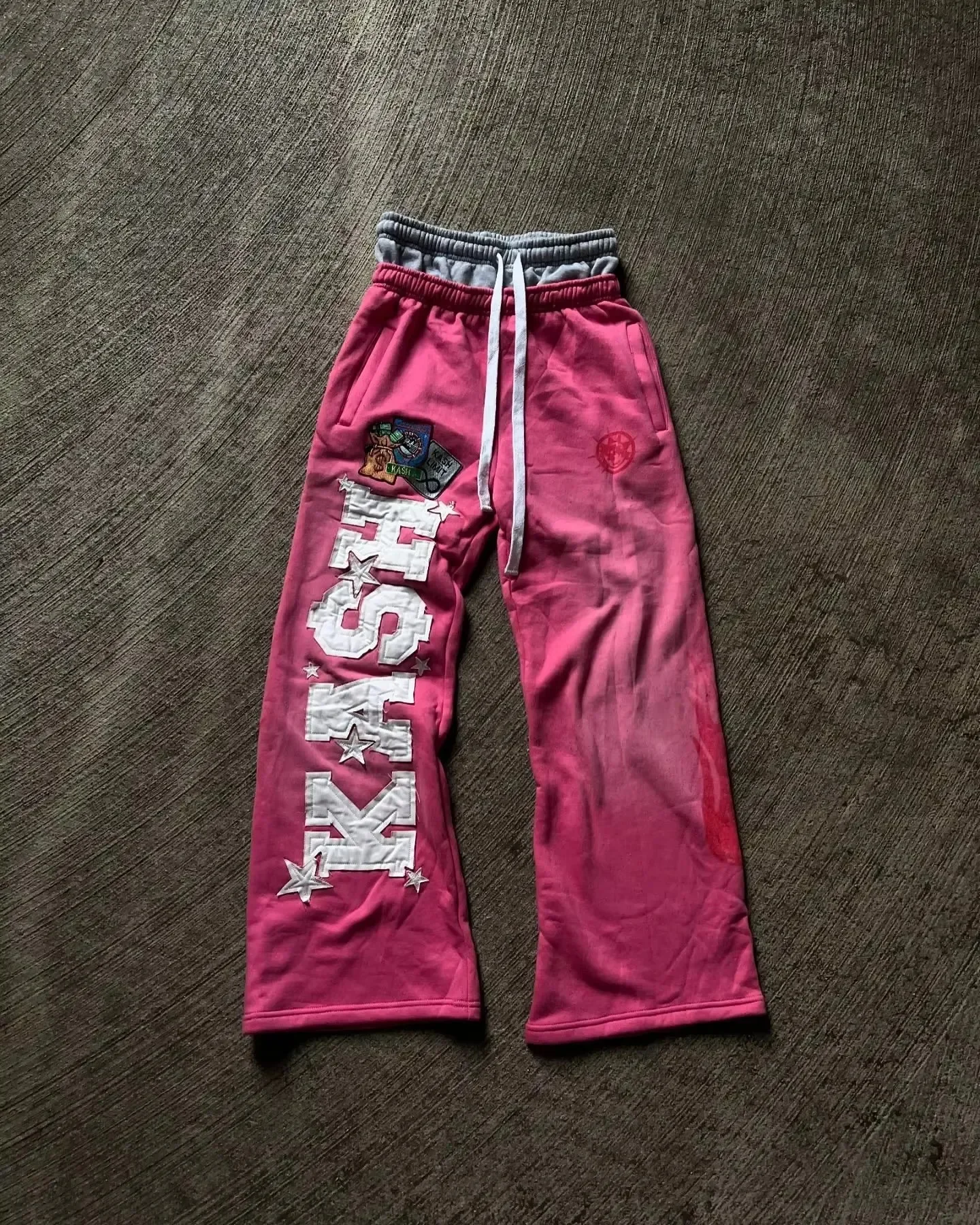 Unisex, schnelltrocknende, gerade geschnittene, lange Hose, Hip-Hop-Streetwear, Vintage-Look, mit aufgenähten Aufsätzen, Buchstaben- und Sternmuster, elastischer Bund, Sport-Sweatpants. – Detail 4