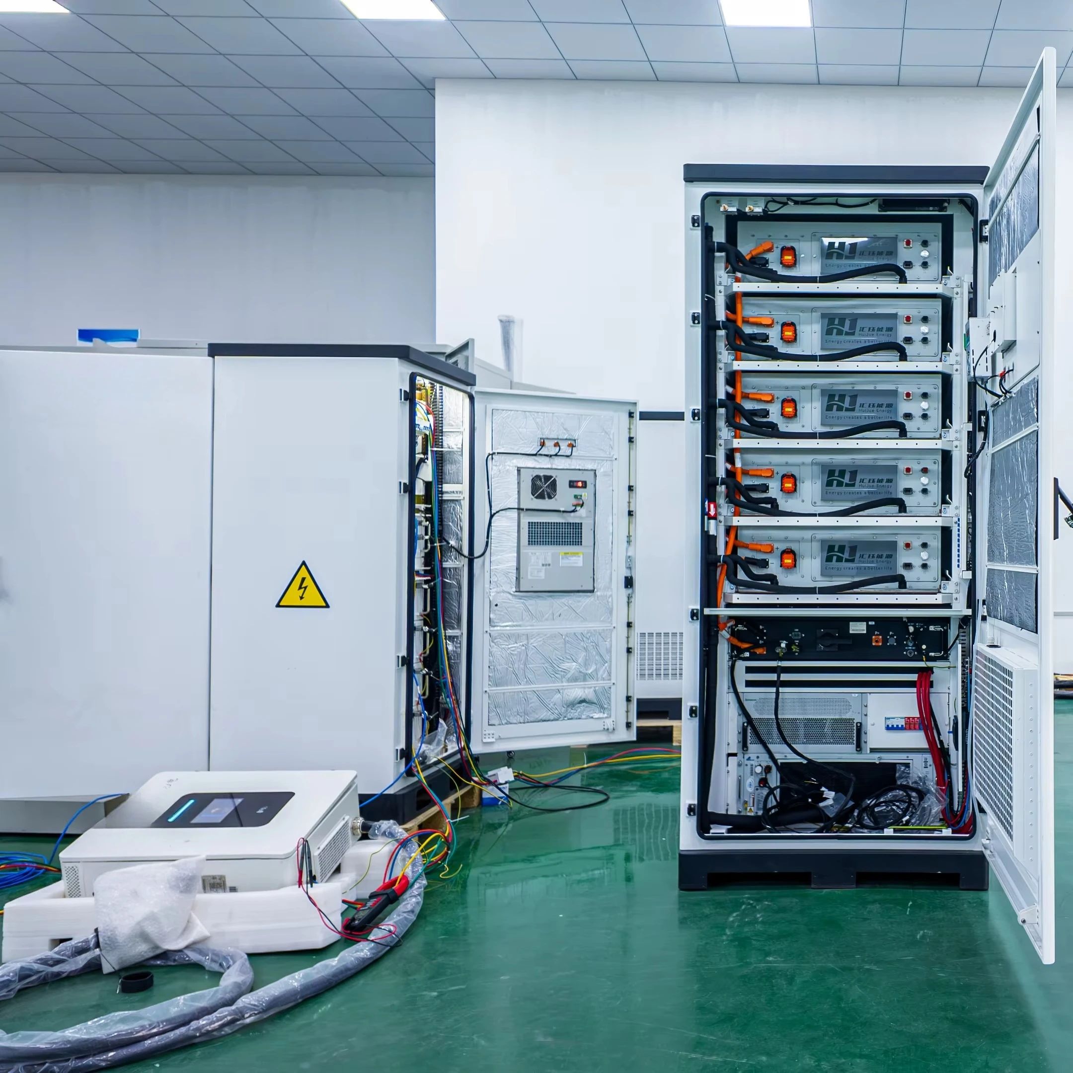 200KWH LiFePO4 خزانة نظام تخزين بطاريات ليثيوم أيون 50 100 قطعة عاكس هجين الكل في واحد تبريد نشط للشبكة