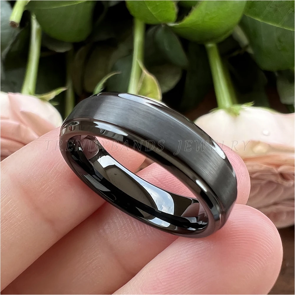 4 mm schwarzer Damen- und Herrenschmuck, Wolframkarbid-Ring, Ehering mit abgestuften, abgeschrägten Kanten, gebürstete Oberfläche, bequeme Passform – Detail 7