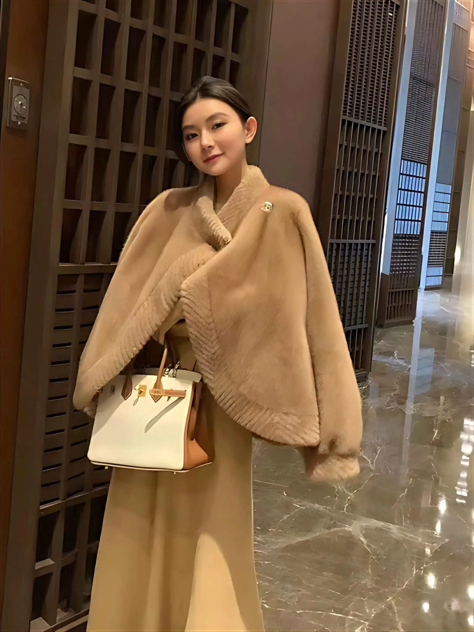 

Пальто с декором из искусственного меха, женские замшевые пальто-стойка, холодная жена, стиль старых денег, без талии, шерсть, эмо-обрезка, мягкая синтетическая кружевная длина, защелки