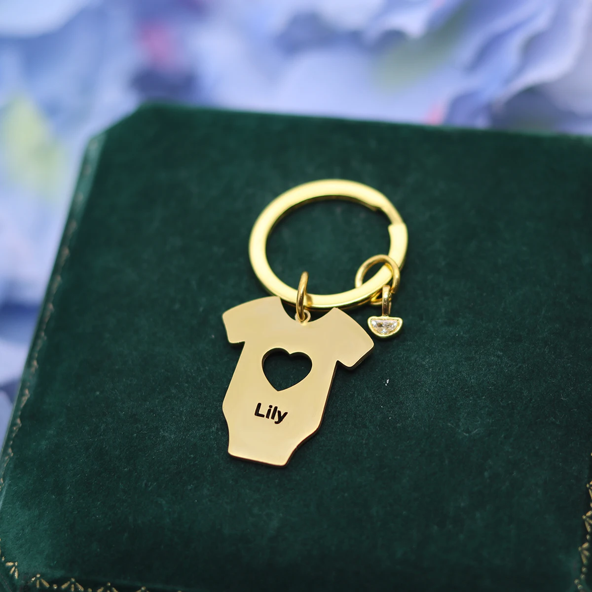 اسم مخصص المفاتيح الأطفال تي شيرت مع القلب قلادة كيرينغ الرجال النساء شخصية مجوهرات من صلب لا يصدأ تذكار هدية