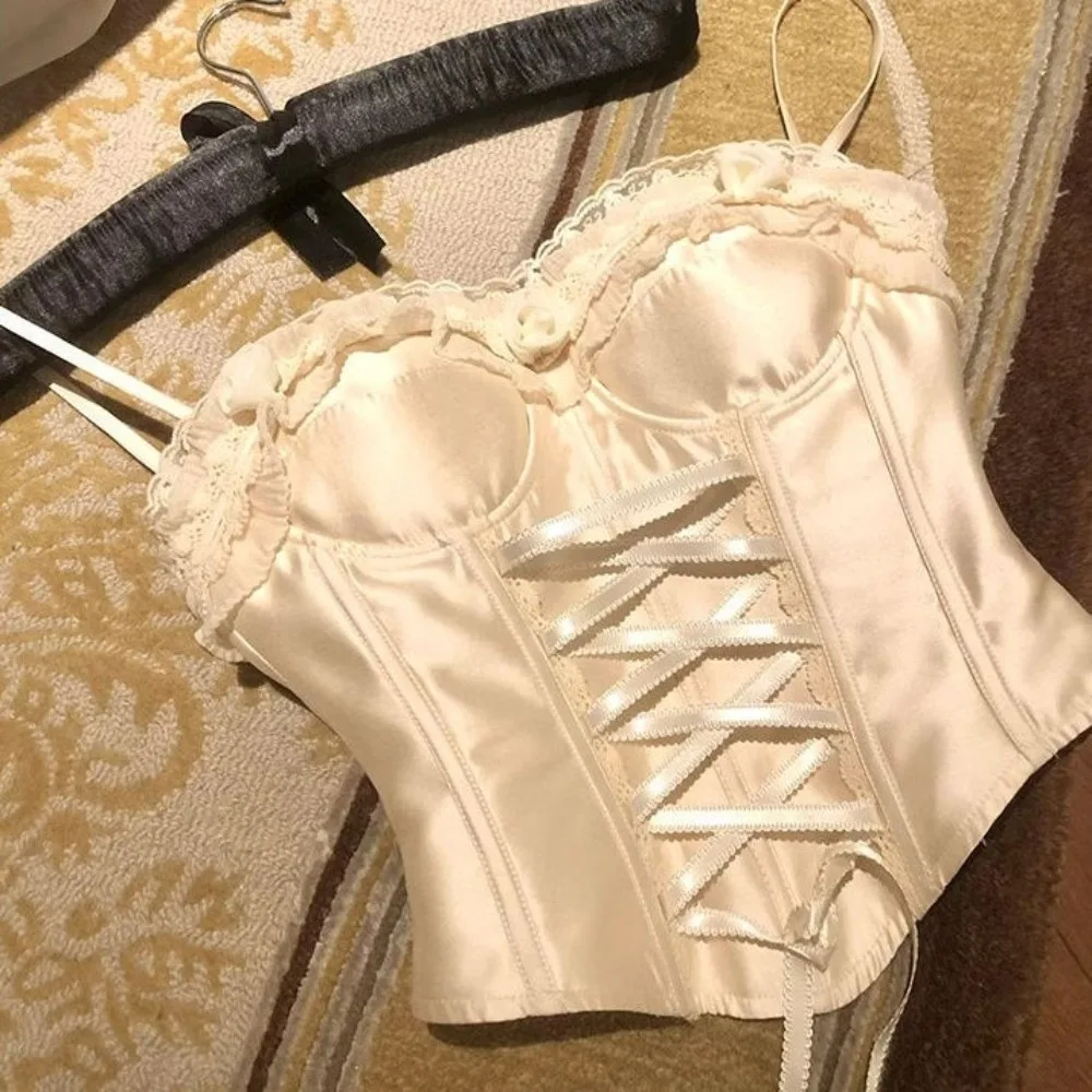 

Винтажный комплект: топ-бюстье с кружевом и бантом, без рукавов, шикарный, облегающий, с рюшами, и короткая юбка. Сексуальный наряд для дерзких девушек.