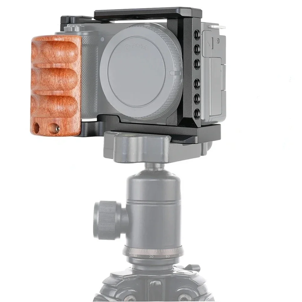 Klatka operatorska do aparatu ZV-E10 z drewnianym uchwytem, do Sony ZV-E10, z wbudowaną płytą szybkiego montażu, mocowaniem cold shoe oraz gwintami 1/4” i 3/8”. — zdjęcie produktu 6