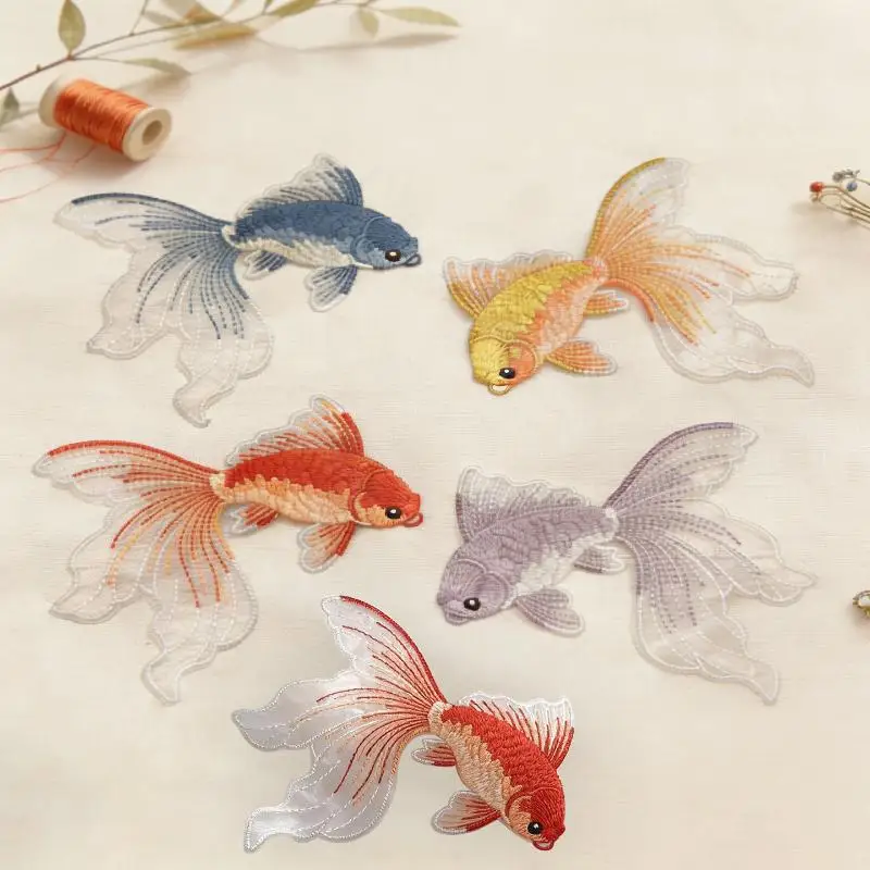 2 Stück mehrfarbige Goldfisch-Stickerei-Aufnäher aus Stoff für T-Shirts, Taschen, Hüte, Accessoires, zum Aufbügeln, zum Reparieren, zum Basteln. – Detail 2