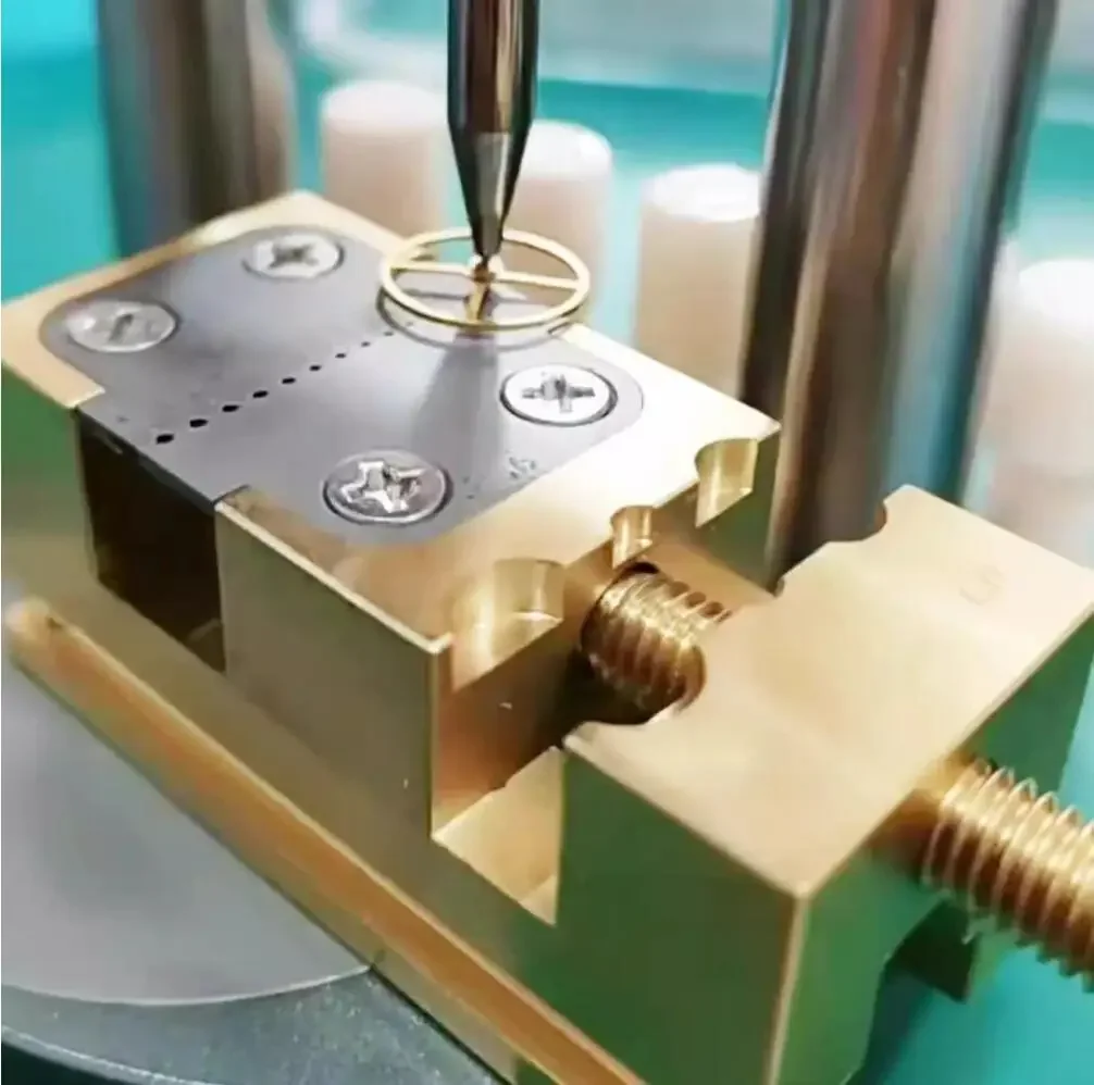 

Hand Tool Mini Vise Micro Clamping Vise, Brass Material Watch Micro and Micro Parts Clamping, Mechanical Model