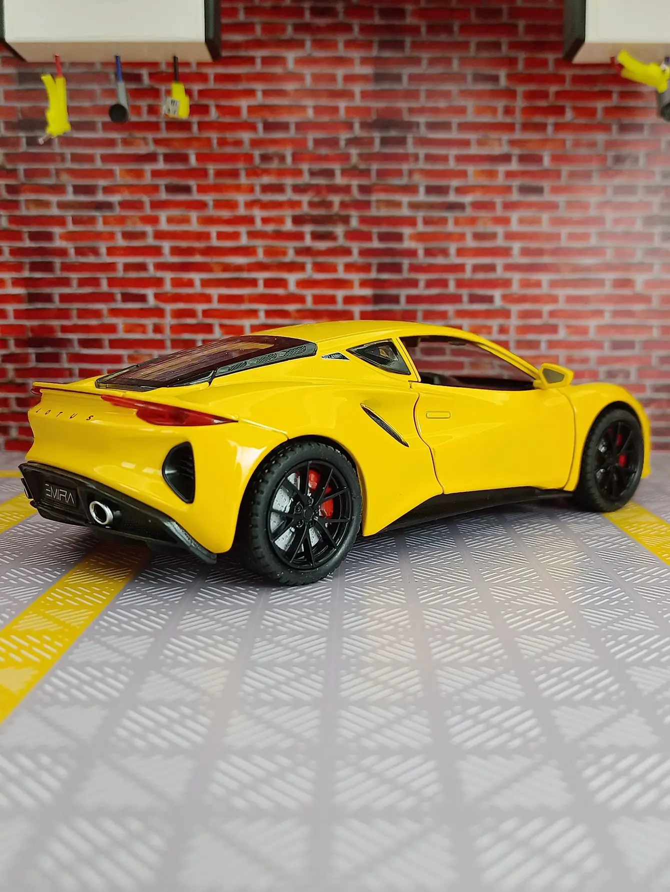 

1:24 simulation Lotus alloy car model doors and and trunk door can be opened.has sound and lighting fine workmanship