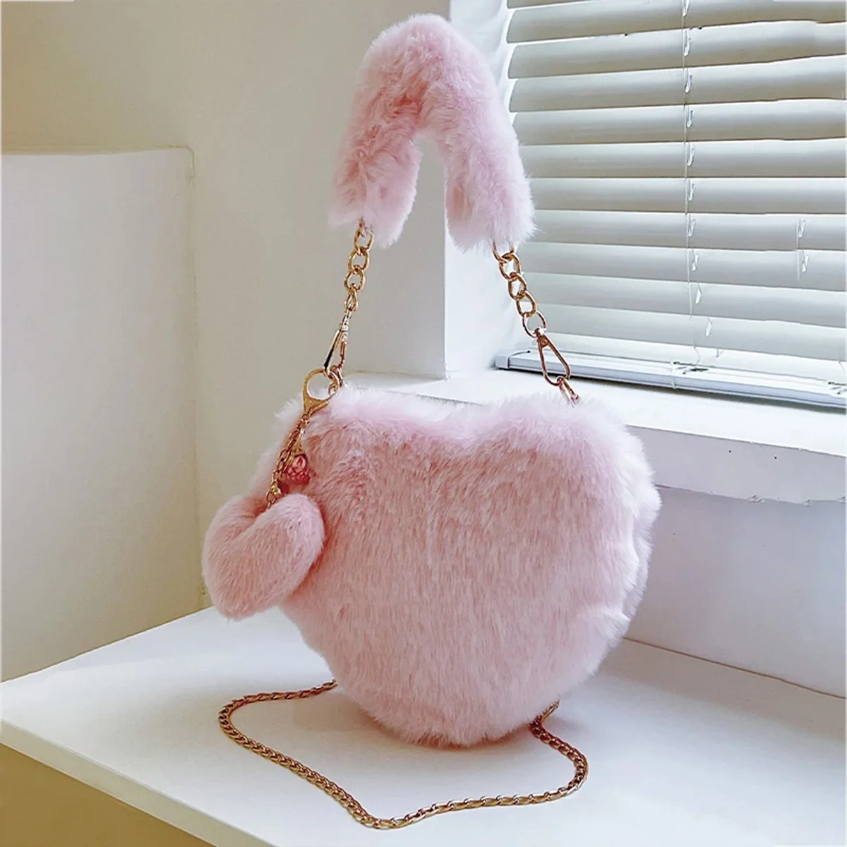

Women Fashion Faux Fur Heart Shaped Small Handbag Fluffy Plush Ladies Chain Shoulder Bag Furry Daily Clutch Bag