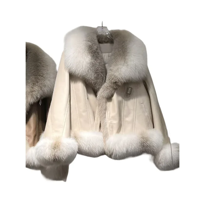سترة جلدية جديدة لعام 2025 سترة من ريش الإوز سترة من الفرو المتكاملة من فرو الثعلب معطف قصير من جلد الغنم للنساء