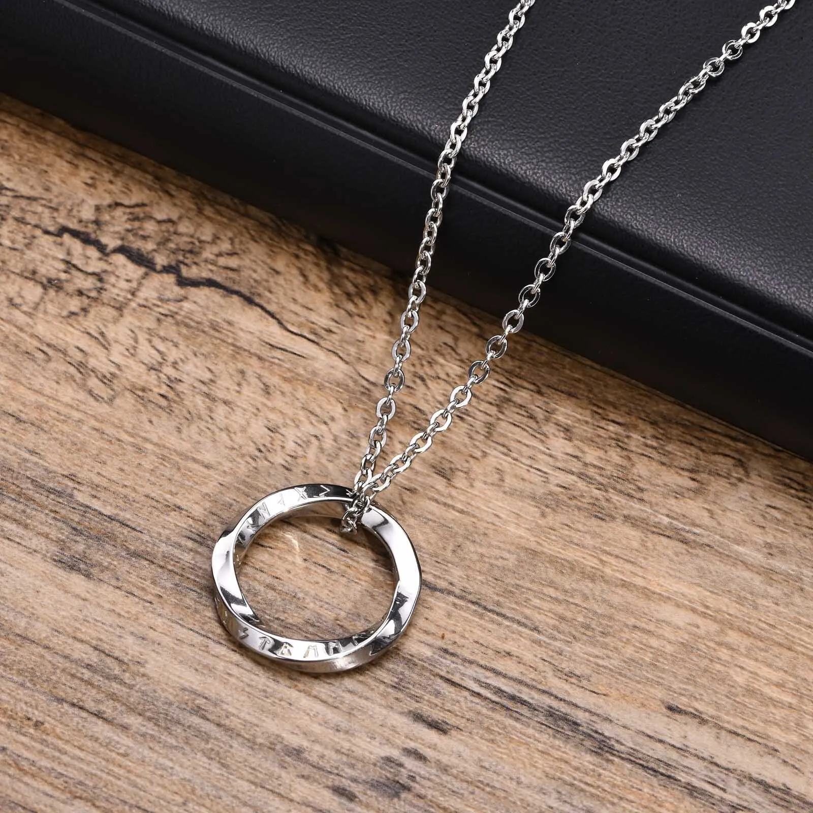 Nordische Wikinger-Anhänger-Halsketten für Männer und Frauen, gedrehter Edelstahl-Schmuck, Dreieck-Charm, geometrischer Kragen, Party-Geschenk – Detail 12