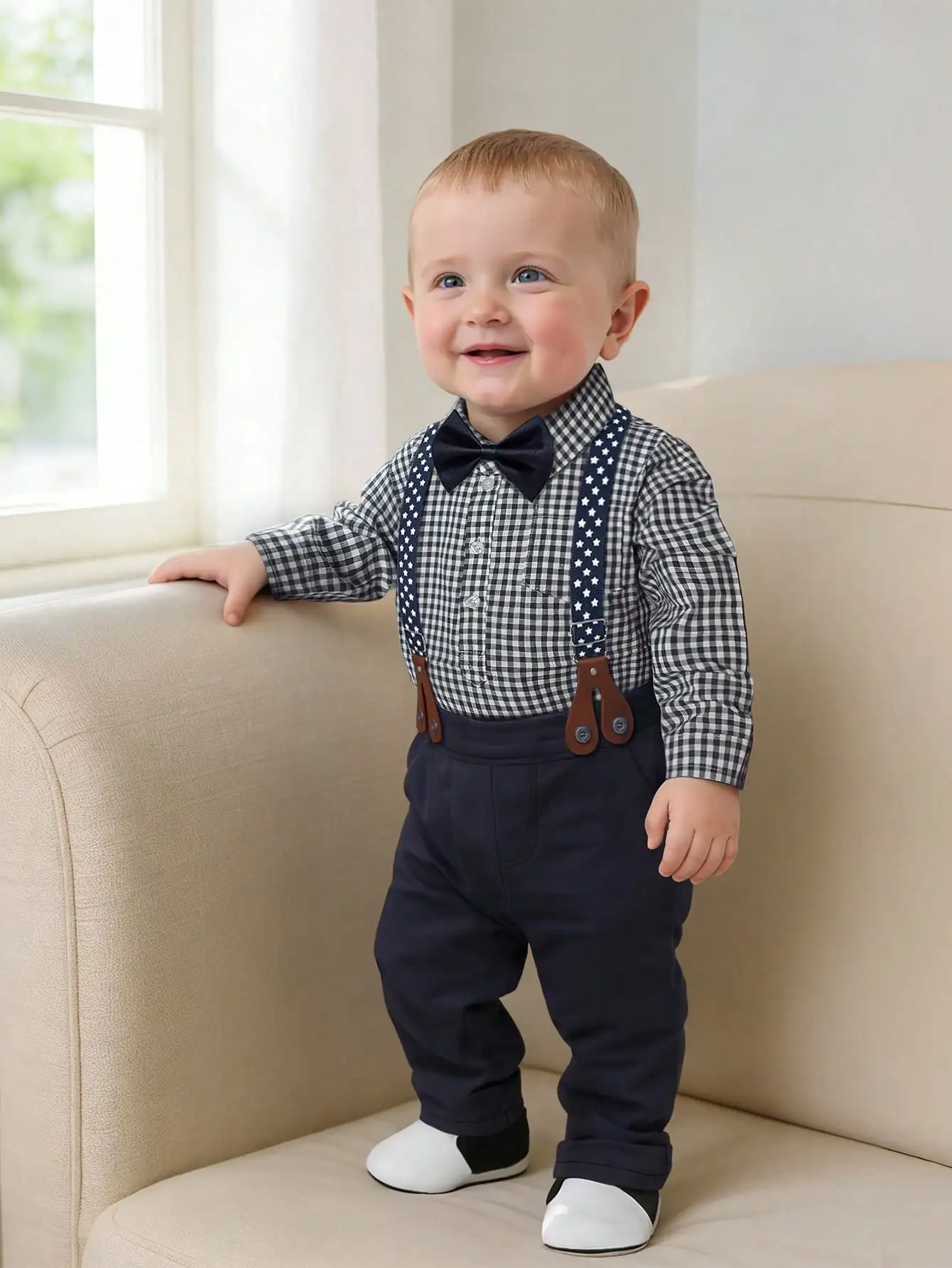 

Комплект из 4 предметов для маленького джентльмена: рубашка в клетку, темно-синие брюки, подтяжки со звездами и галстук-бабочка