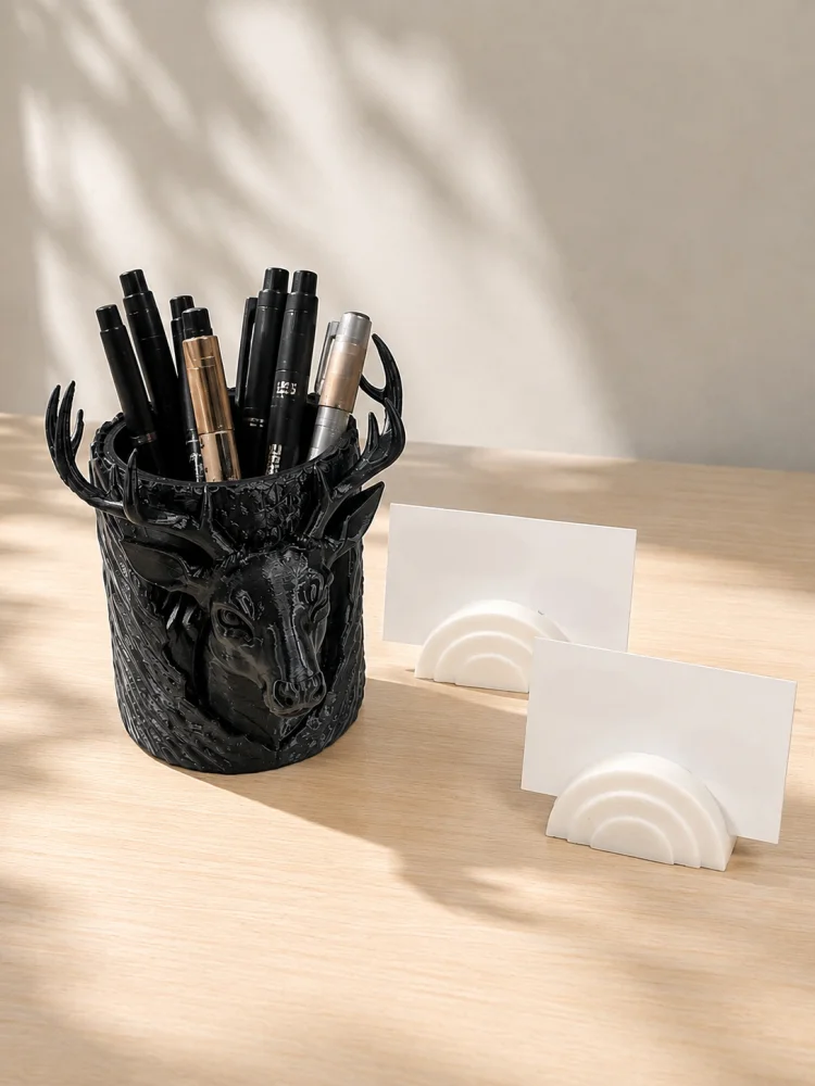 Creative Deer Head and Antler Tree Stump Pen Holder and Business Card Holder Two-In-One Set, Made of Petg Material with a Matte Texture and Hard Plastic, Featuring a Weighted Anti-Slip Stable Base, Animal Sculpture with Tree Bark Texture in a Vintage Style, Can Hold Fountain Pens, Pencils, Markers, and Business Cards, Saves Space and Keeps the Desk Tidy, Suitable for Office Desks, Home Offices, Study Rooms, Gift, Christmas Gift, Desktop Decoration, Student Office Stationery Storage Container