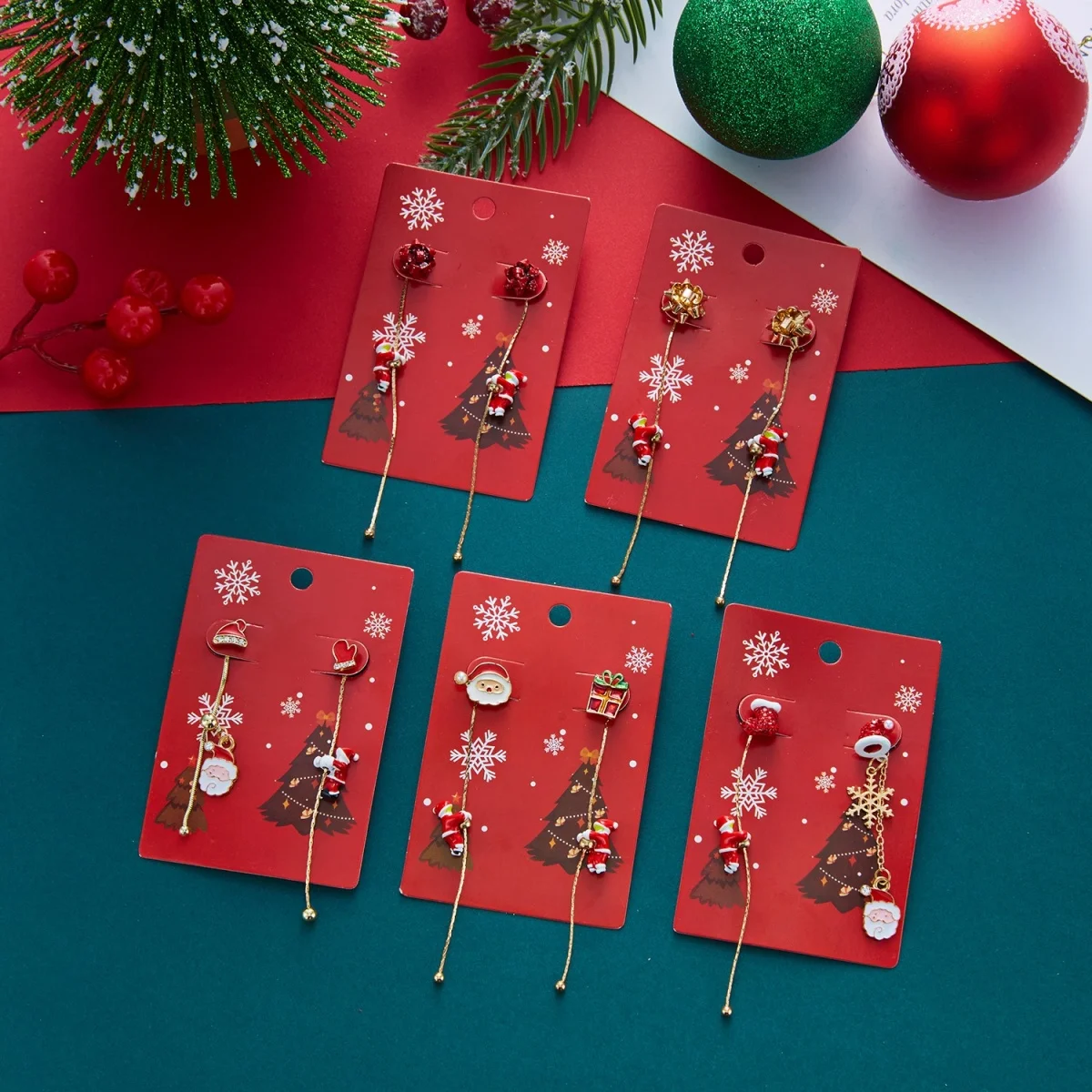 Weihnachts-Kletter-Set: Weihnachtsmann-Mütze, Handschuhe, Quasten-Ohrringe für Damen, asymmetrische Weihnachtsbaum- und Schneemann-Ohrringe, Schmuck. – Detail 40