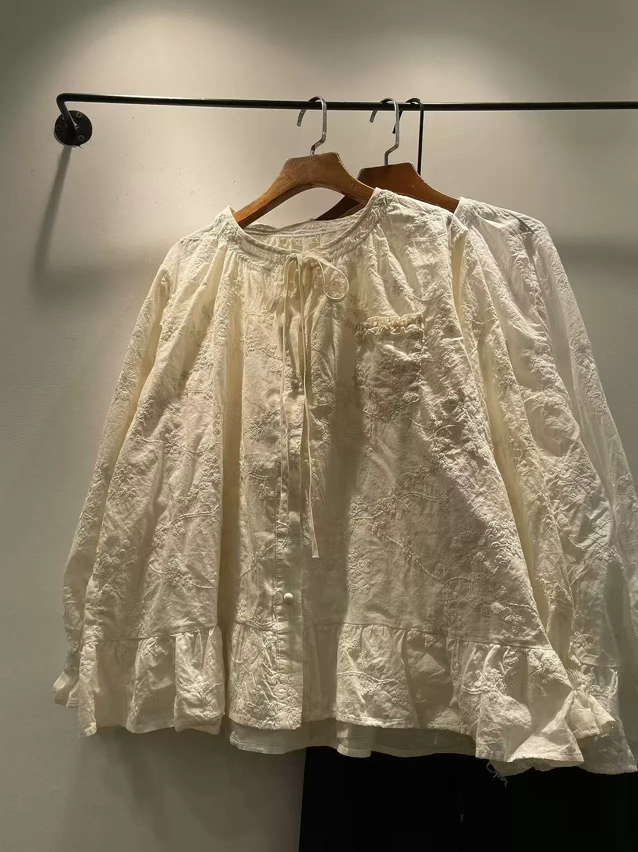 

2026 Мори в стиле девушки со свободным бантом, белые, бежевые кружевные рубашки с вышивкой и блузки для женщин, милые рубашки феи в японском стиле