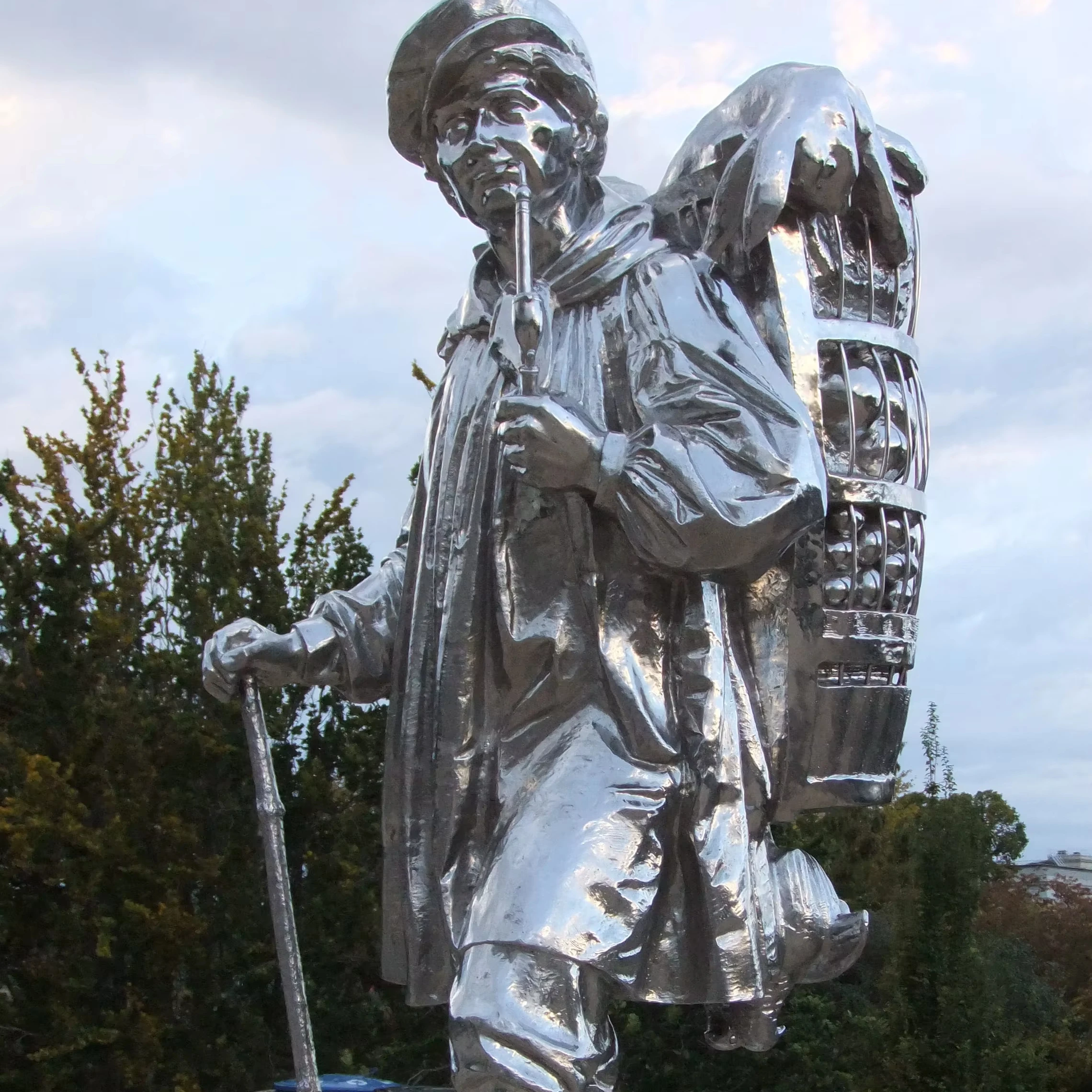 Ritaglio moderno in metallo decorato con giardino esterno in acciaio inossidabile con intaglio di nuvole e statua per ragazza