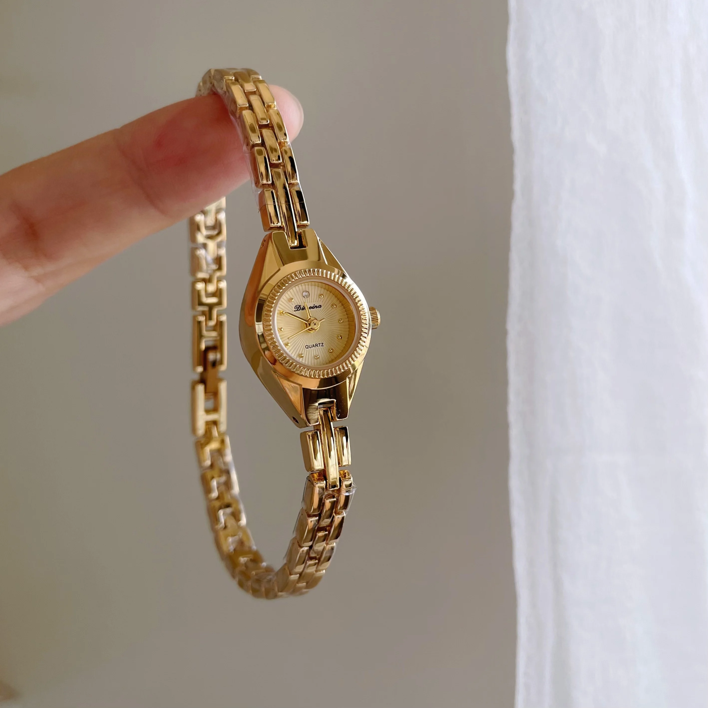 

2026 New Mini Watch Women Luxury High-end Retro Gold Watch Stainless Steel Bracelet Creative Design Quartz Watch Birthday Gift