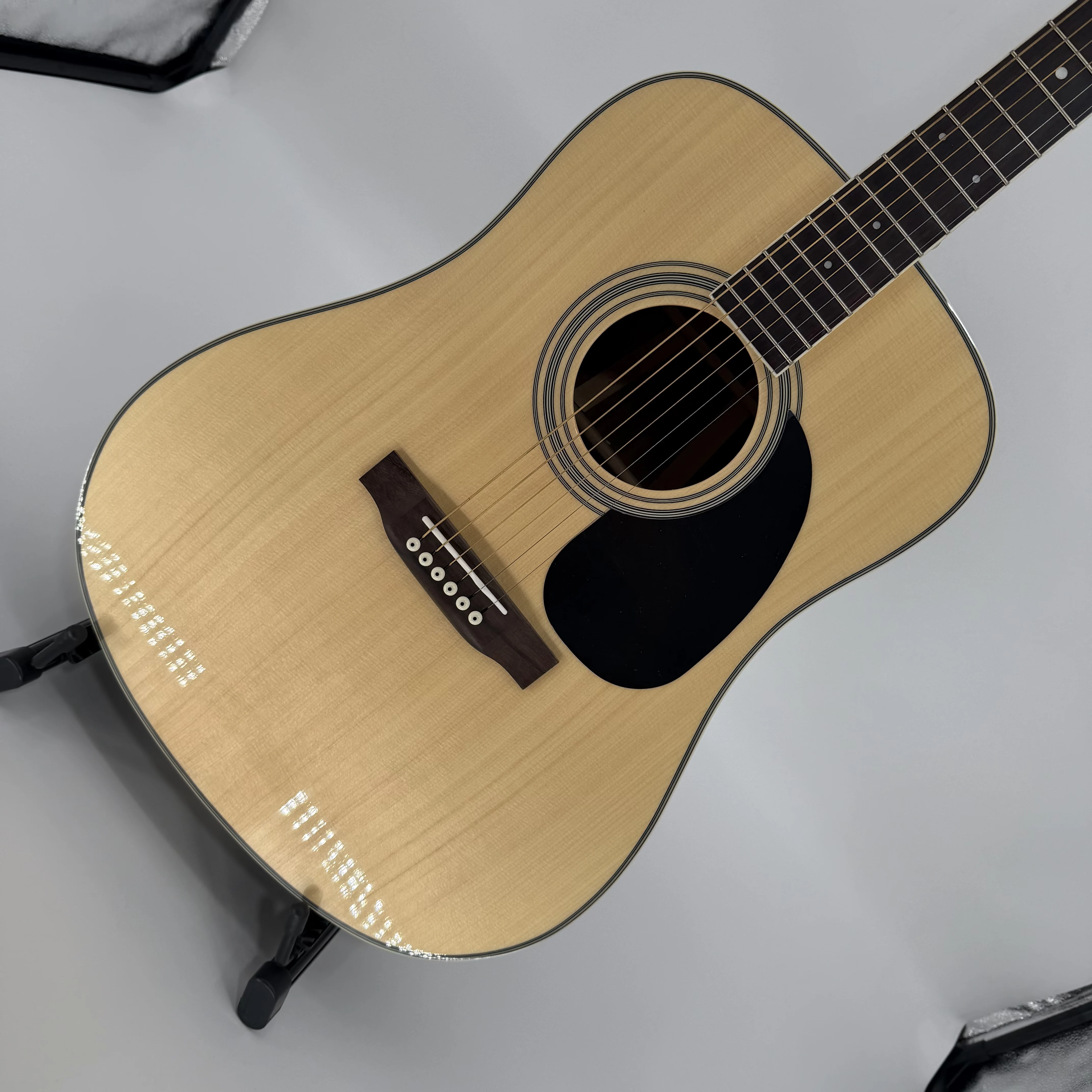 Guitarra acústica de 41 pulgadas, serie D35, panel de abeto macizo con color de madera natural y panel trasero de palisandro, serie 6, grado 20.