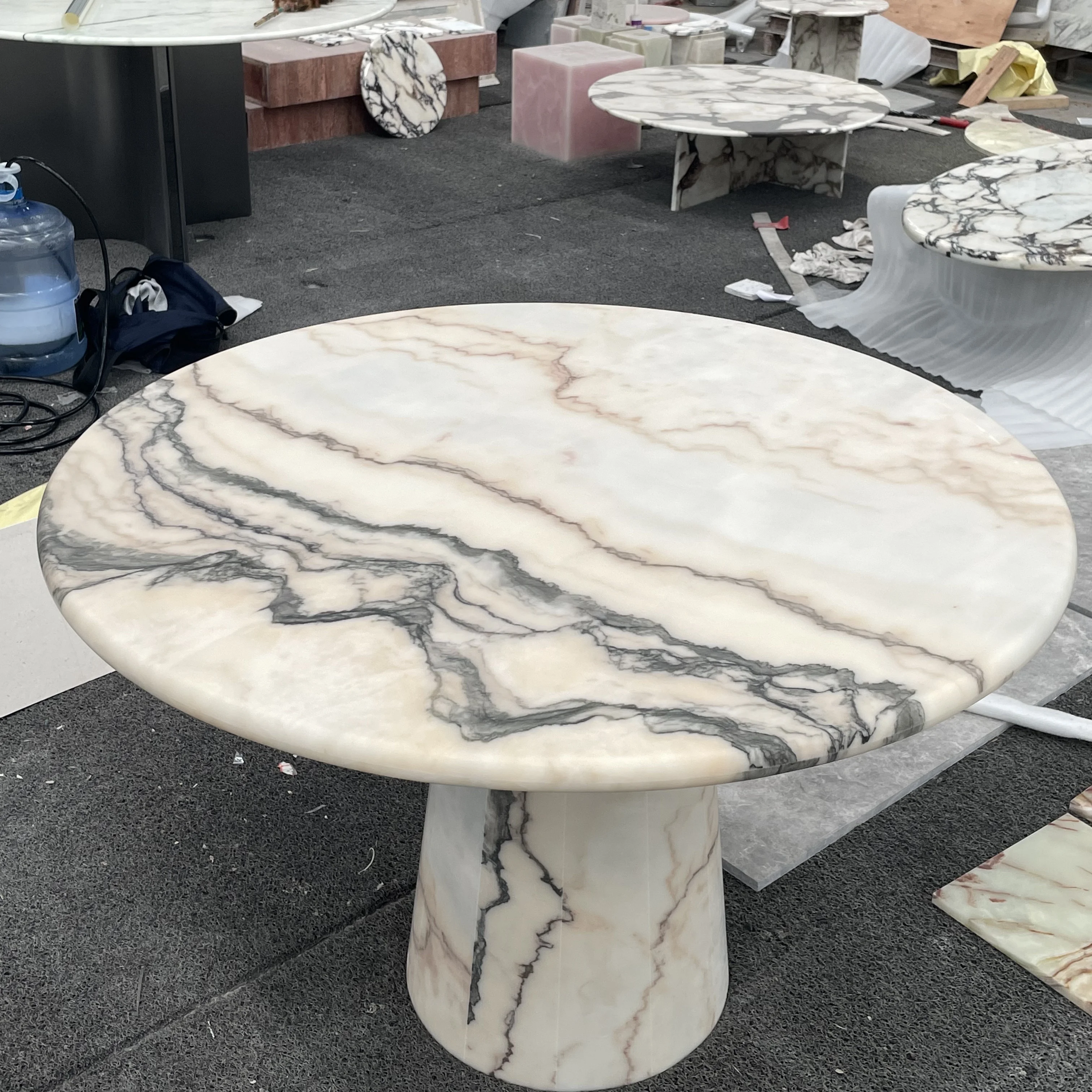

Белый обеденный стол из натурального мрамора класса люкс и современный круглый стол розового цвета