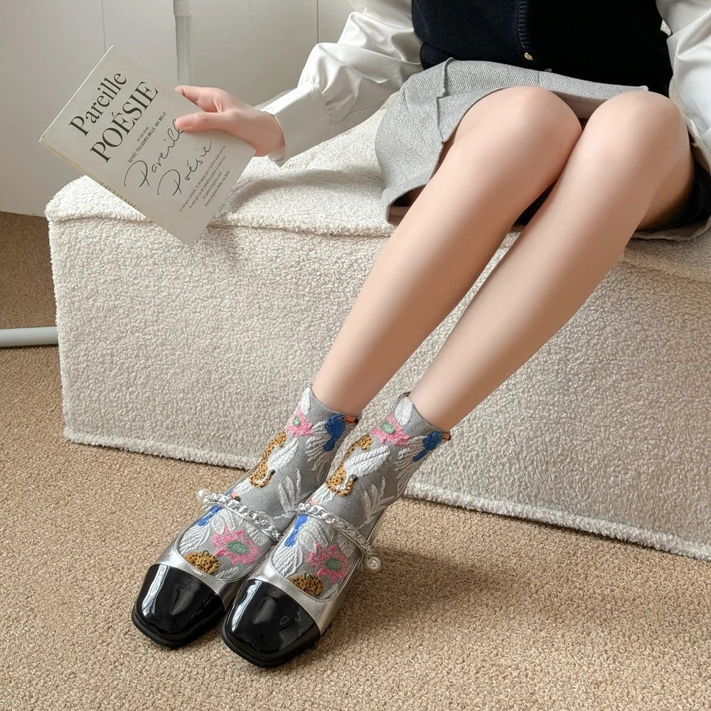 

Женские носки в стиле Харадзюку с цветочной вышивкой, хлопковые средние носки в стиле ретро, японские модные этнические милые носки в стиле Харадзюку в стиле ретро с героями мультфильмов