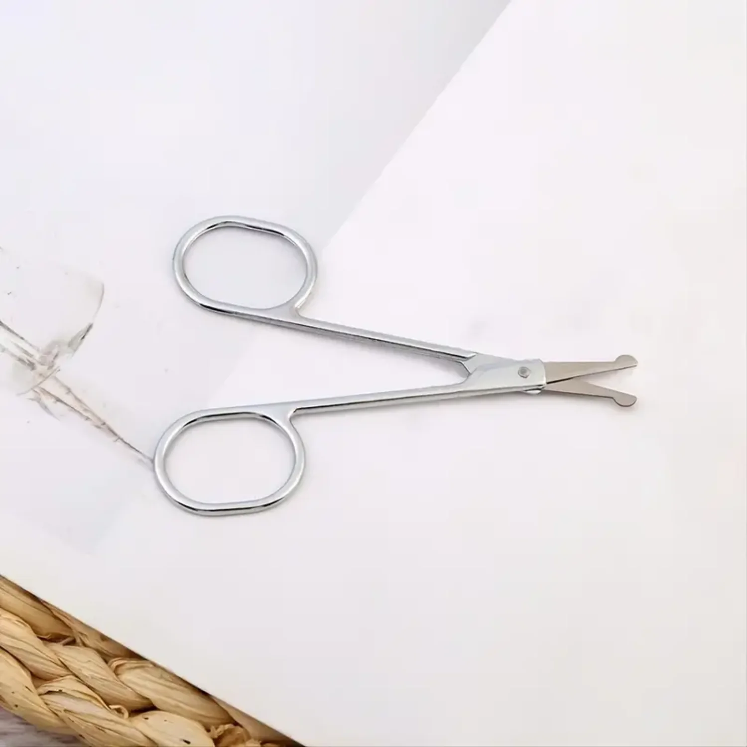 

Триммеры для бровей и носа с изогнутыми ножничными насадками для точной резки — для ухода за бровями и волосами в носу!