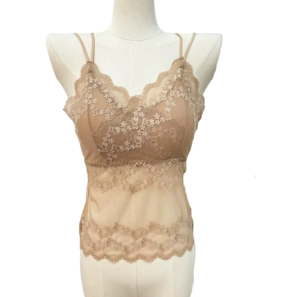 เสื้อครอปสายเดี่ยวลูกไม้คอวีแบบบาง โปร่งใส แต่งลูกไม้ฉลุลาย เหมาะสำหรับงานปาร์ตี้