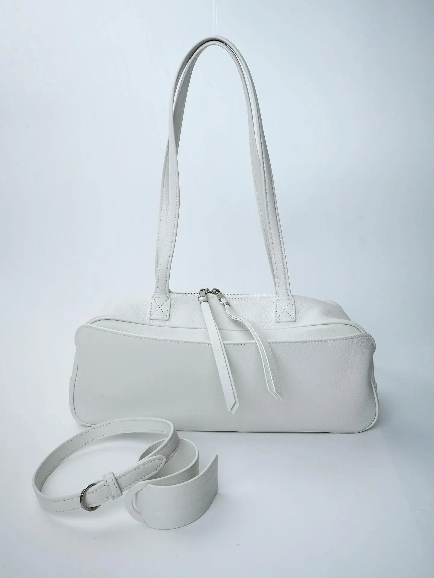 

Elegant Women's Genuine Leather Handbag with Minimalist Design and Master Craftsmanship for Travel, Parties, and Formal Events