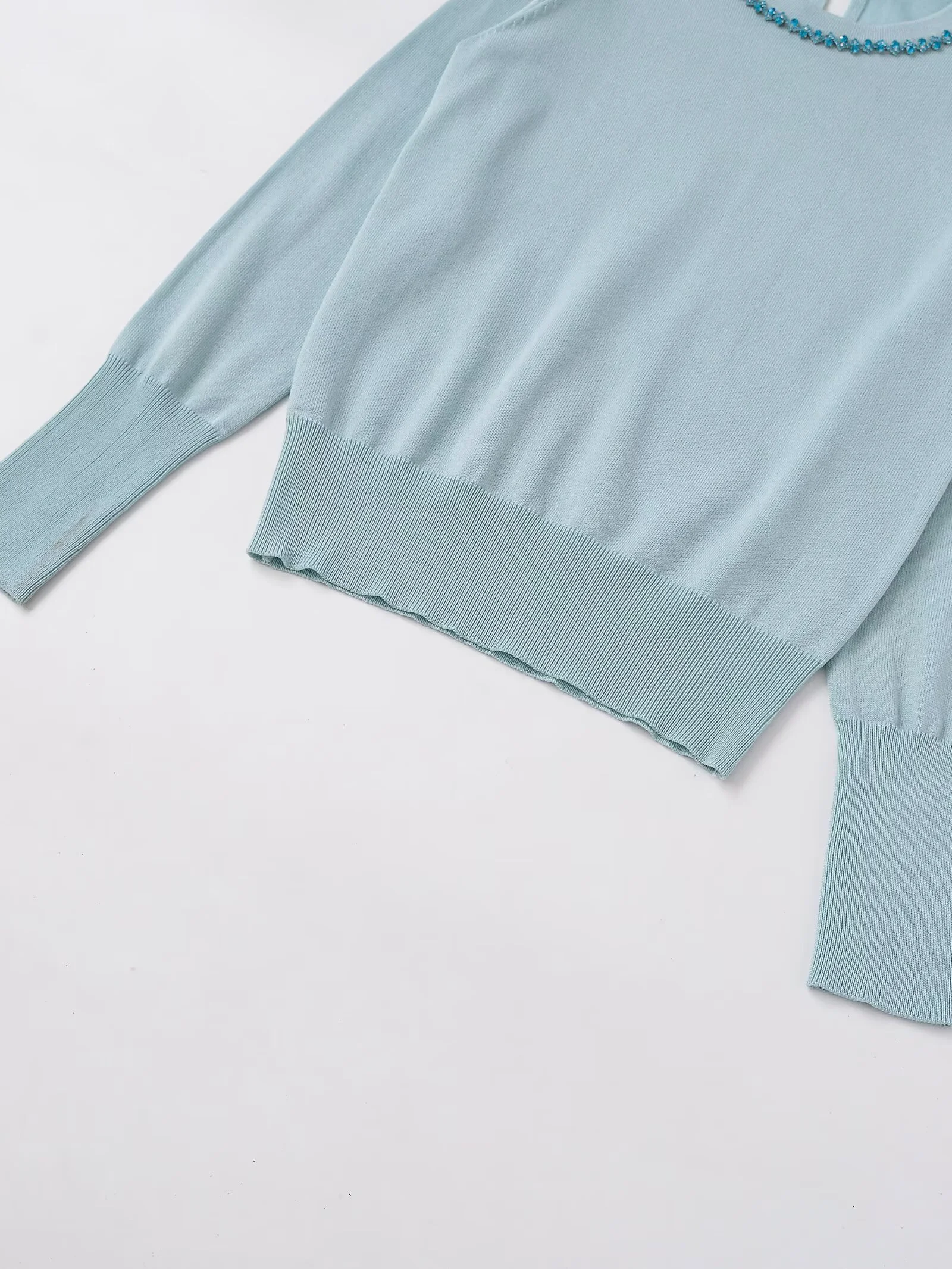 2025, herbst Neue frauen Casual Rundhals Langarm Pullover mit Zurück Split Schmuck Perle Dekoration Gestrickte Pullover