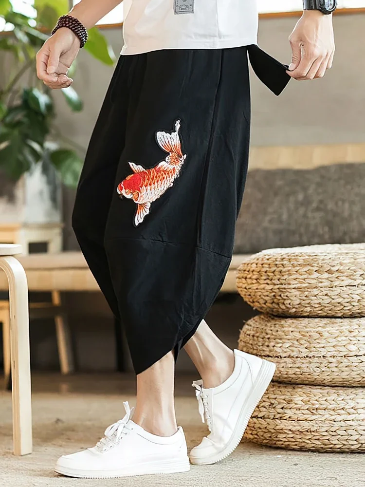 กางเกงขาสั้นผ้าฝ้ายลินินปักลายจีนสำหรับฤดูร้อน ผู้ชาย ทรงหลวม ขากว้าง สไตล์ลำลอง กางเกงคาปรี ผู้ชาย กางเกงกีฬาวิ่ง 2025