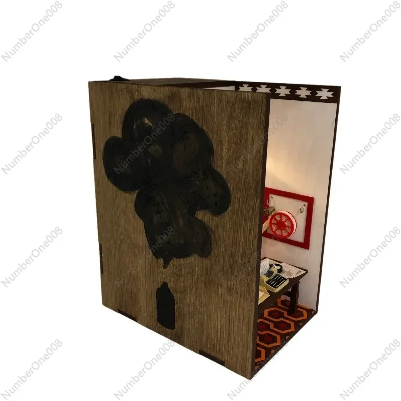 

Сияющий книжный уголок с дверцей Redrum