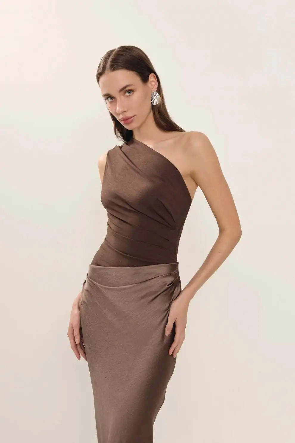 Suninheart エレガントなワンショルダーサテンマキシドレス ドレープネックライン スリムフィット イブニングドレス 結婚式 パーティー 宴会 フォーマルドレス