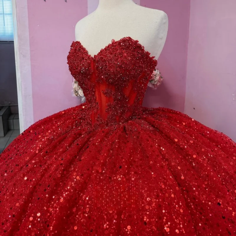 

Роскошные блестящие красные платья для Quinceanera с открытыми плечами, с пайетками, кристаллами и многослойной отделкой, длинный шлейф, Vestido De 15 Quinceanera, на заказ