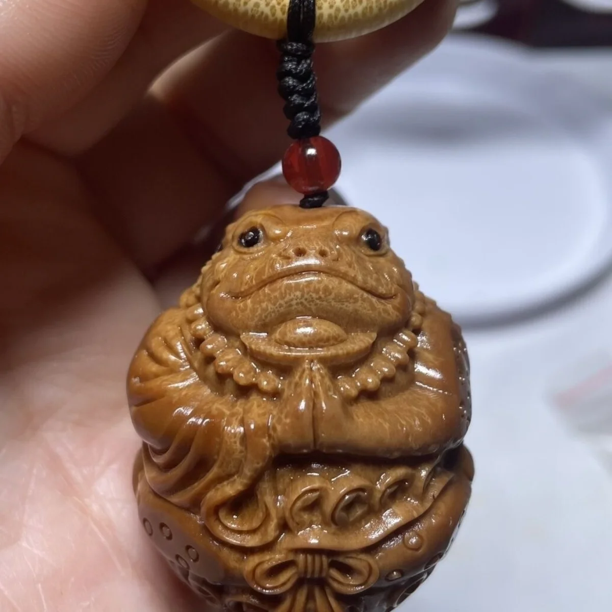 Natural Olive Nut Hand Carved Zen Toad Statue Small Sculpture Chinese Wealth Attracting Lucky Frog Amulet