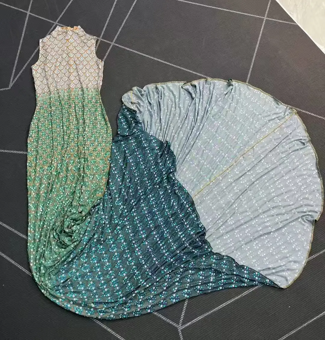 Seksowna, błyszcząca, bogato zdobiona cyrkoniami suknia z trenem, idealna na urodziny, wieczór, czerwony dywan, pokaz, występ sceniczny, kostium.