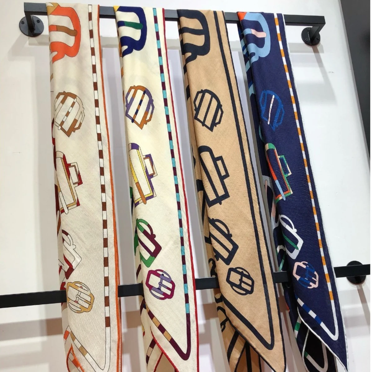 Sciarpa triangolare moderna in velluto con fibbia, classica sciarpa in misto cashmere e seta, abito da sera con scialle a doppia faccia, ufficio da viaggio