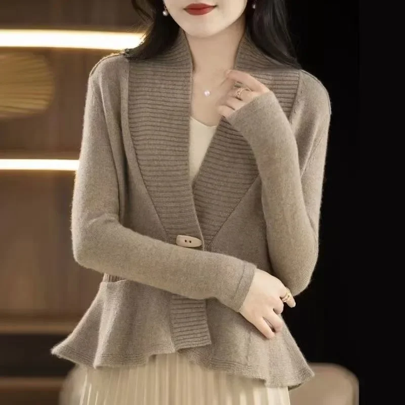 New V-neck cardigans a cinched waist and a knitted sweater for women featuring two buttons and ruffled edges for knitted tops