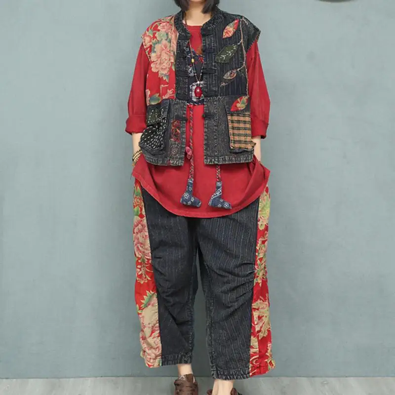 Setelan Dua Potong Wanita Gaya Cina Baru Retro Patchwork Motif Bunga Besar dengan Gesper Plat, Rompi Pendek, Celana Jeans Kaki Lebar, Pakaian Wanita Model Longgar