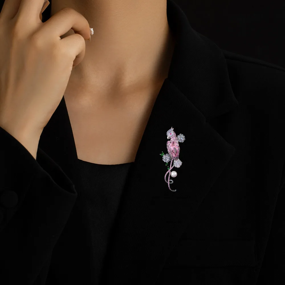 OKILY رائعة الزركونيوم الببغاء ابتلاع بروشبين المتخصصة تصميم لؤلؤ المياه العذبة الفاخرة جميل الطيور بروشيه اكسسوارات للنساء