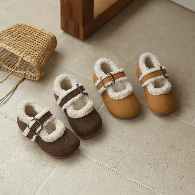 

2025 новая модная стильная противоскользящая универсальная шикарная повседневная обувь с мягкой подошвой, детская зимняя плюшевая кожаная обувь для девочек