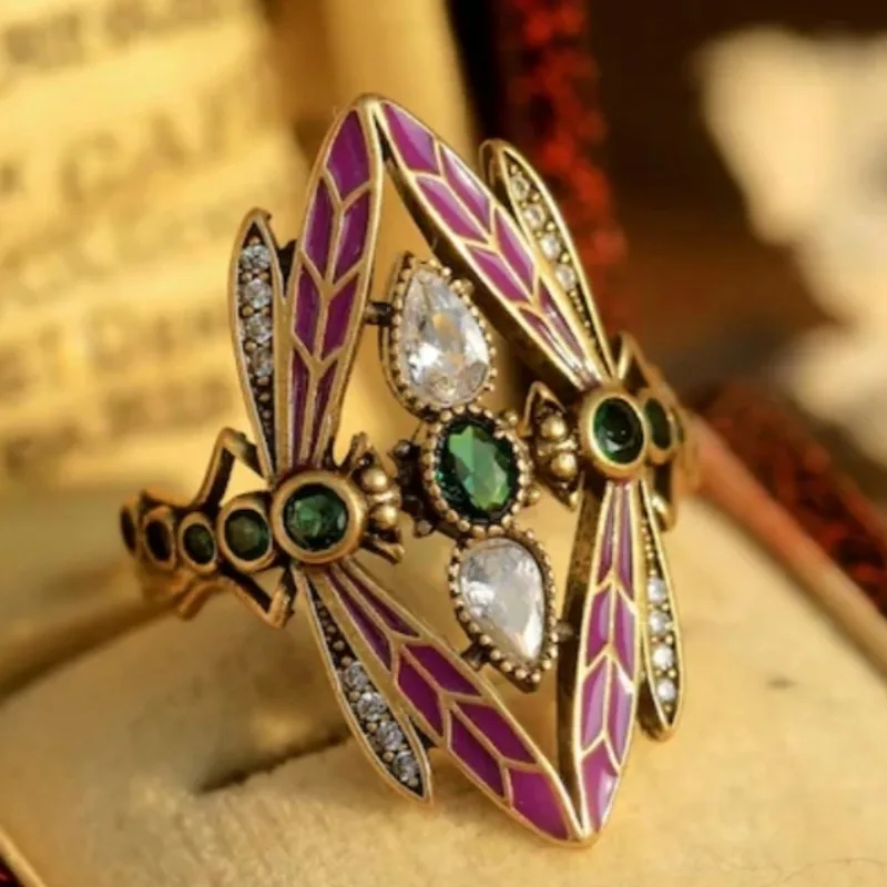 Vintage-Ring für Damen mit eingelegten weißen und grünen CZ-Steinen, Libellen-Design, ethnische Goldfarbe, handgeschnitzt, für den Alltag, Partyschmuck, Jubiläumsgeschenk
