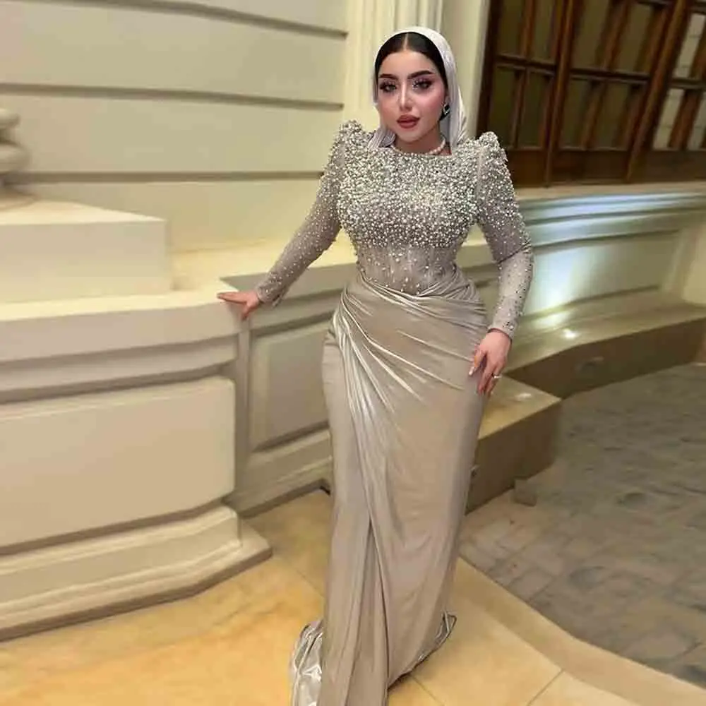 Maßgeschneidertes Muslimisches Abendkleid mit Hijab Luxuriös Vollständig Perlenbesetzt Langarm Transparentes Oberteil Drapiertes Satin-Meerjungfrauenkleid für Festliche Anlässe