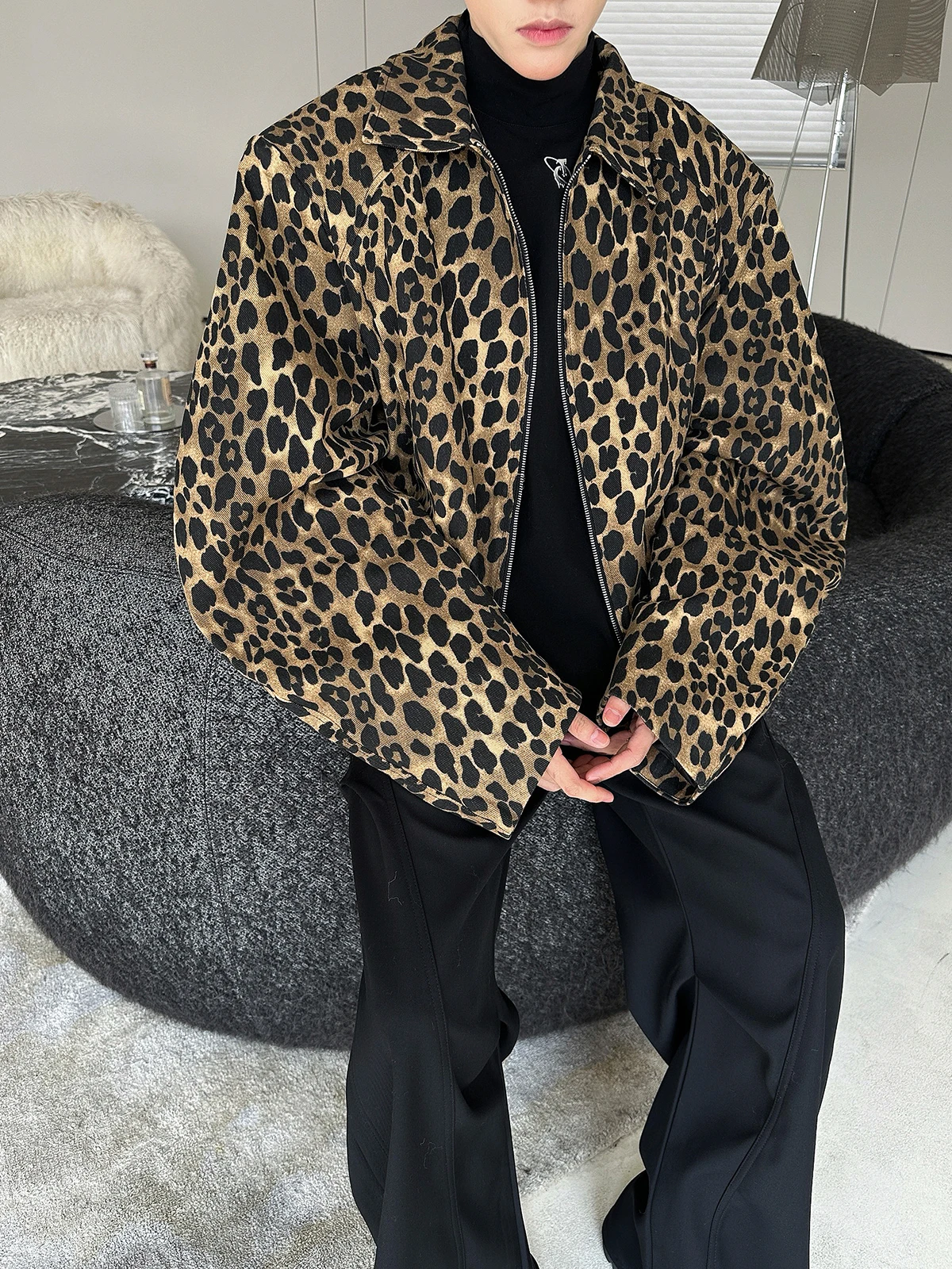 

Loose Fit Men's Denim Jaet with oulder Pads And Stand Collar Autumn Winter Faion Wind Leopard Print Zipper Casual Jaet