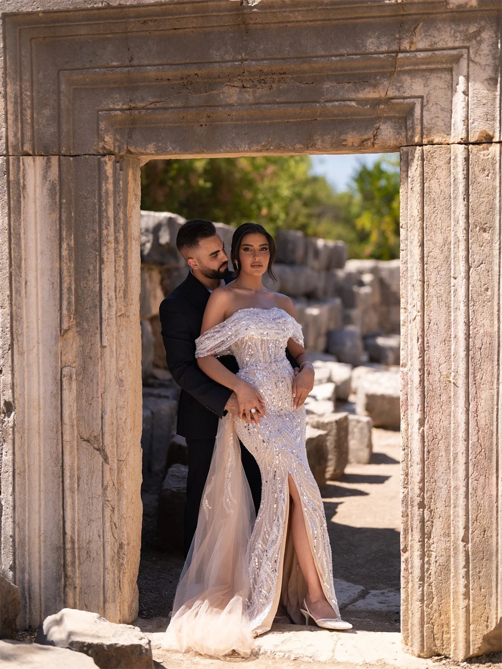 طوكيو مخصص الأبيض قبالة الكتف فساتين الزفاف بلا أكمام قطار المحكمة حورية البحر أثواب الزفاف الجانب عالية سبليت فساتين الزفاف