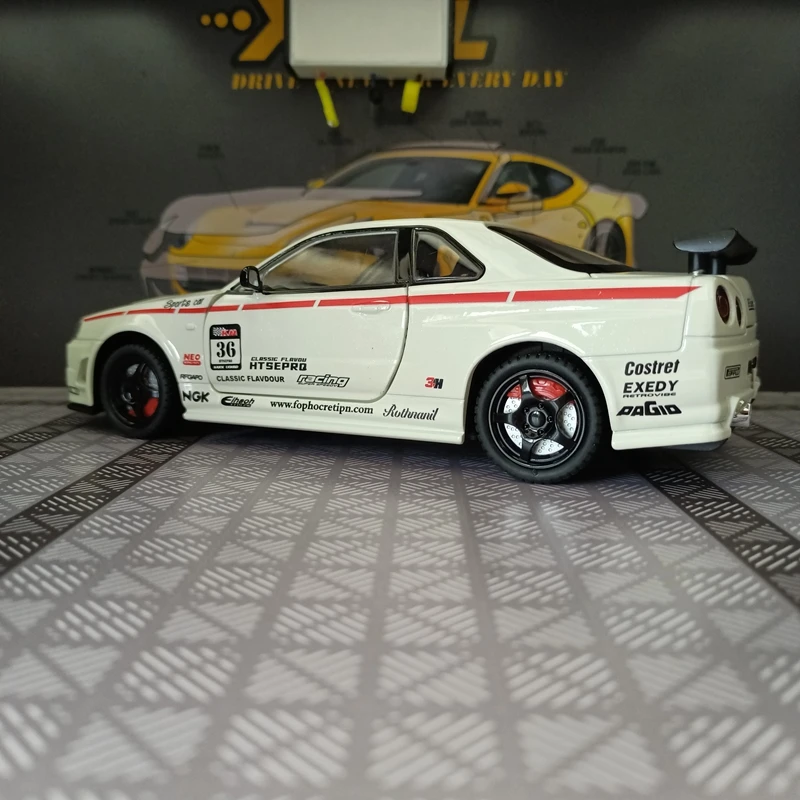 

Модель автомобиля Nissan GTR-R34 в масштабе 1:24 из сплава, с открывающимися дверями, передним капотом и крышкой багажника, а также имитацией звука и света.